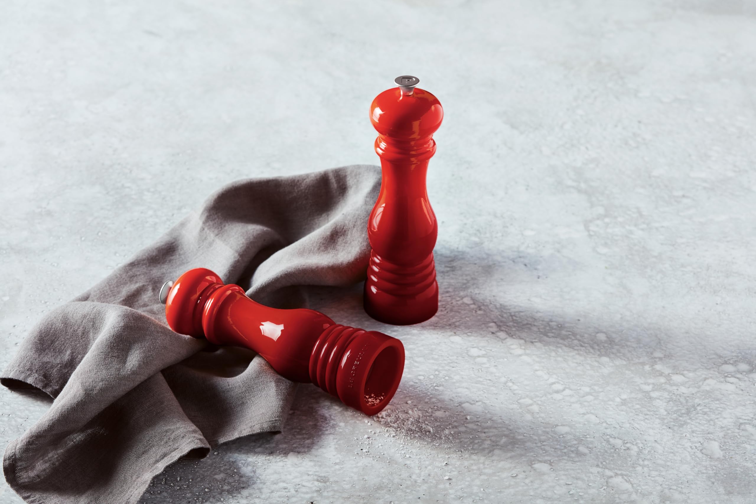 le-creuset-8-inch-salt-and-pepper-mill-set-white image 5