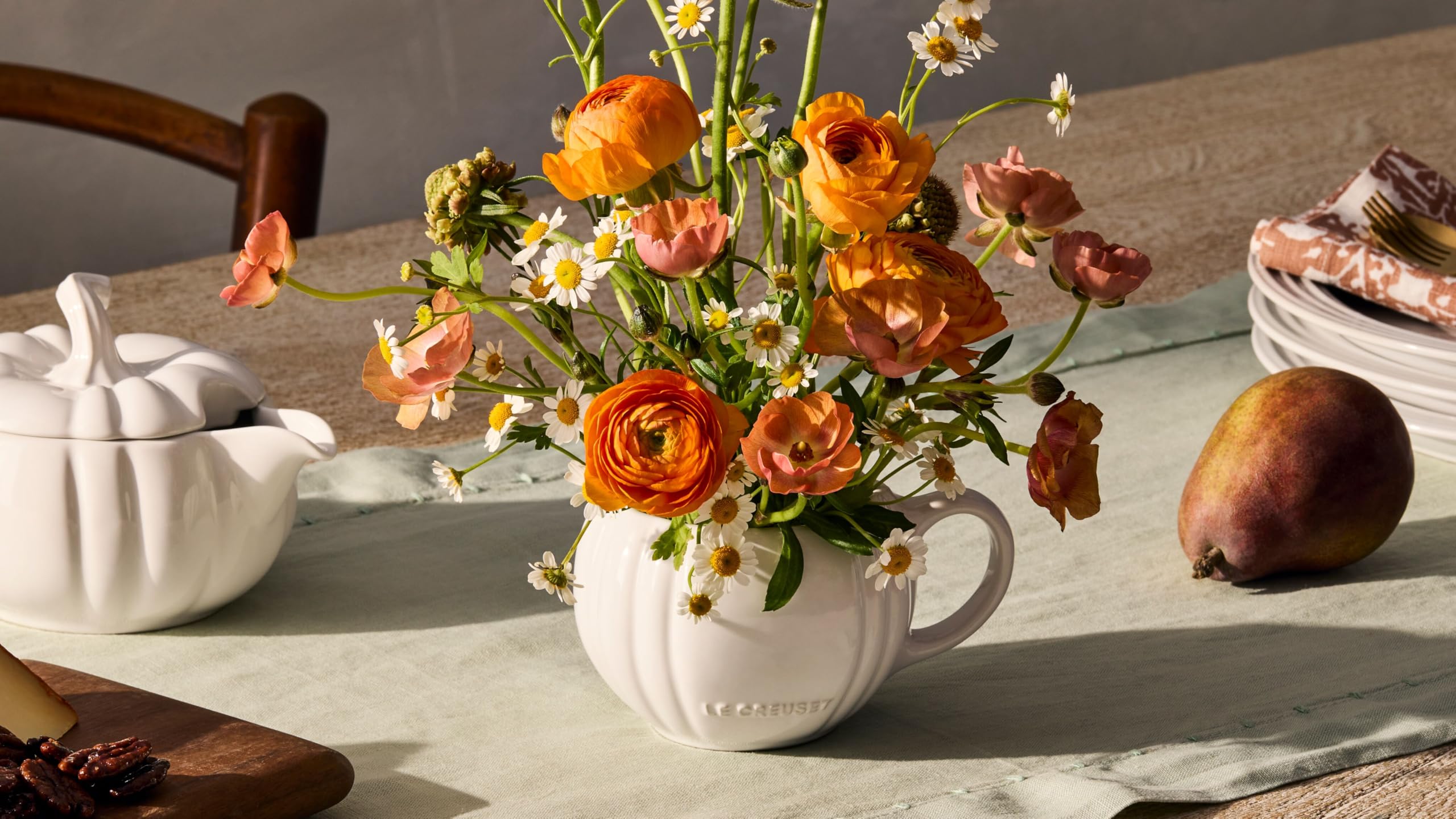 le-creuset-stoneware-pumpkin-mug-with-lid-14-oz-persimmon image 7
