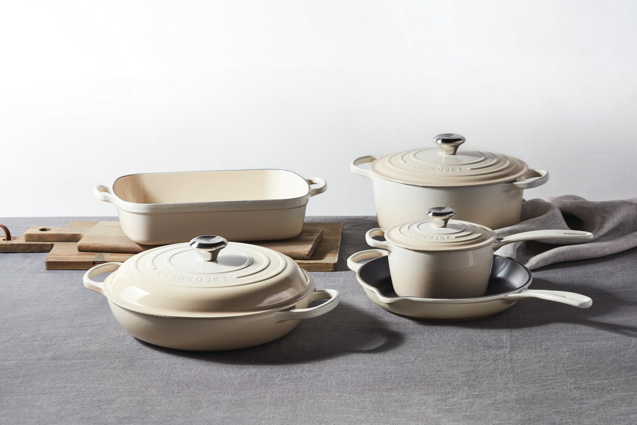 le-creuset-enameled-cast-iron-signature-iron-handle-skillet-10-25-meringue image 6