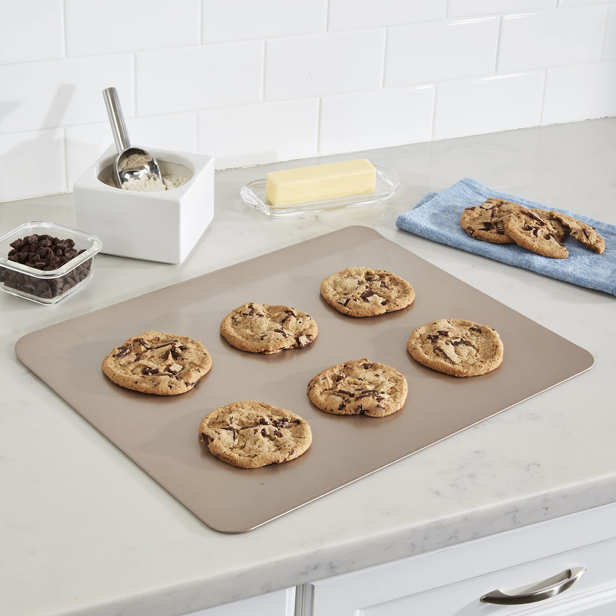 cuisinart-chef-s-classic-17-inch-nonstick-cookie-sheet-champagne image 2