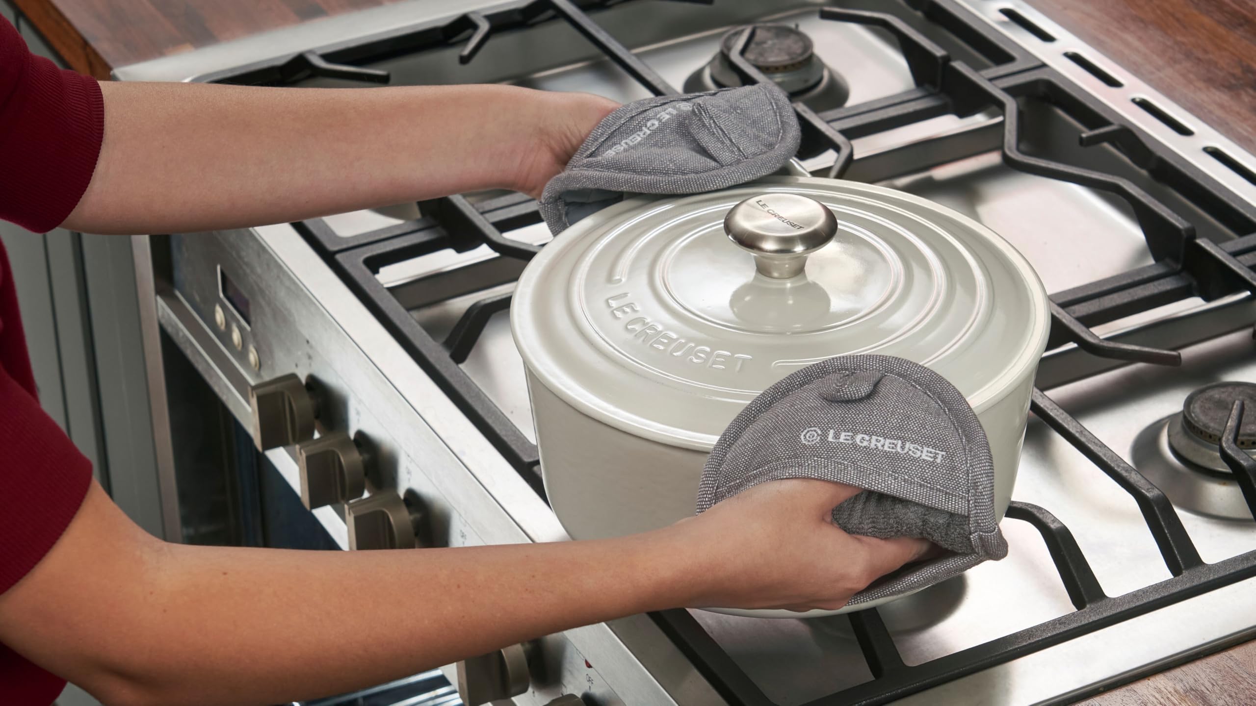 le-creuset-silicone-pot-grips-set-of-2-noir image 5