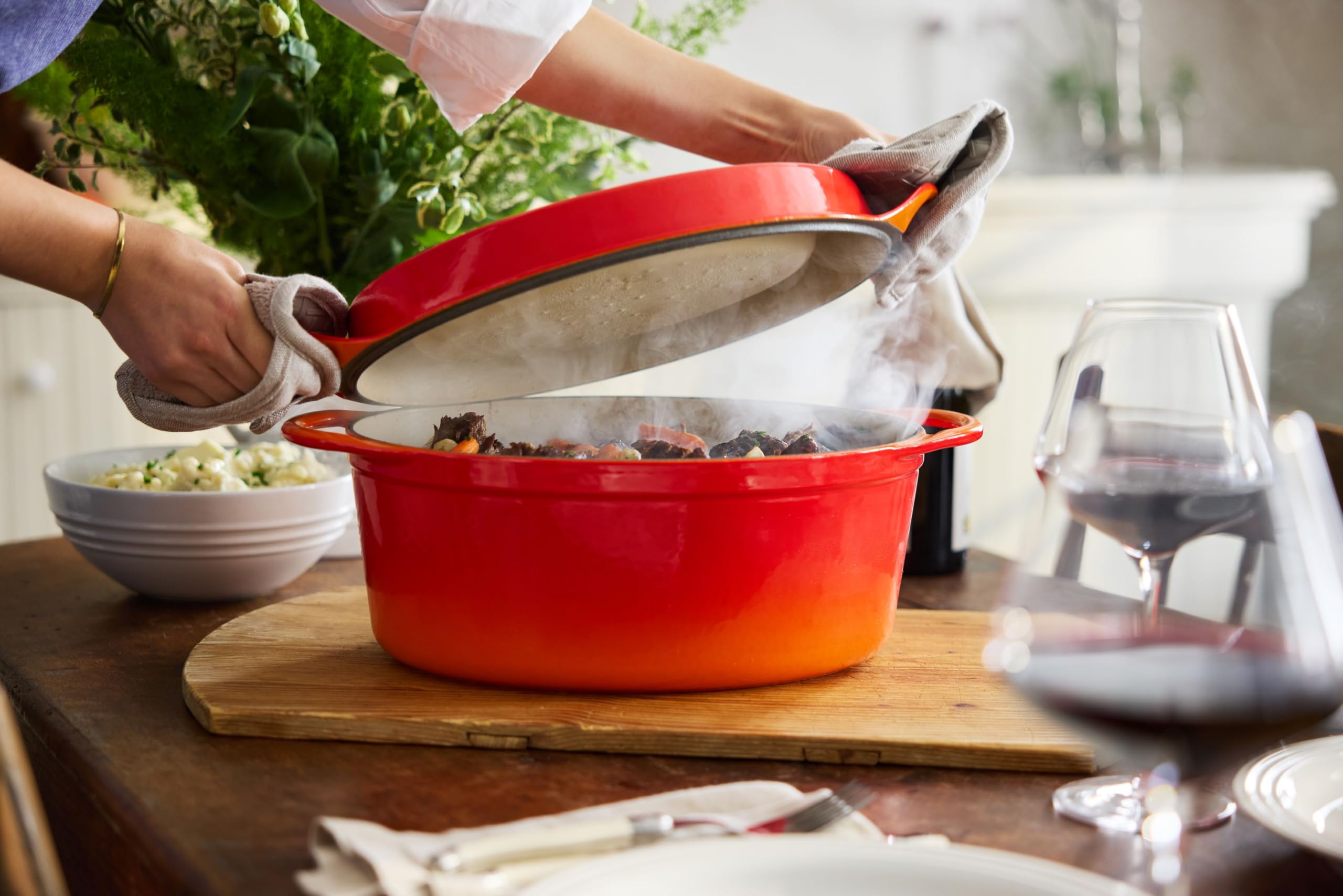 le-creuset-enameled-cast-iron-traditional-oval-doufeu-7-25-qt-white image 7