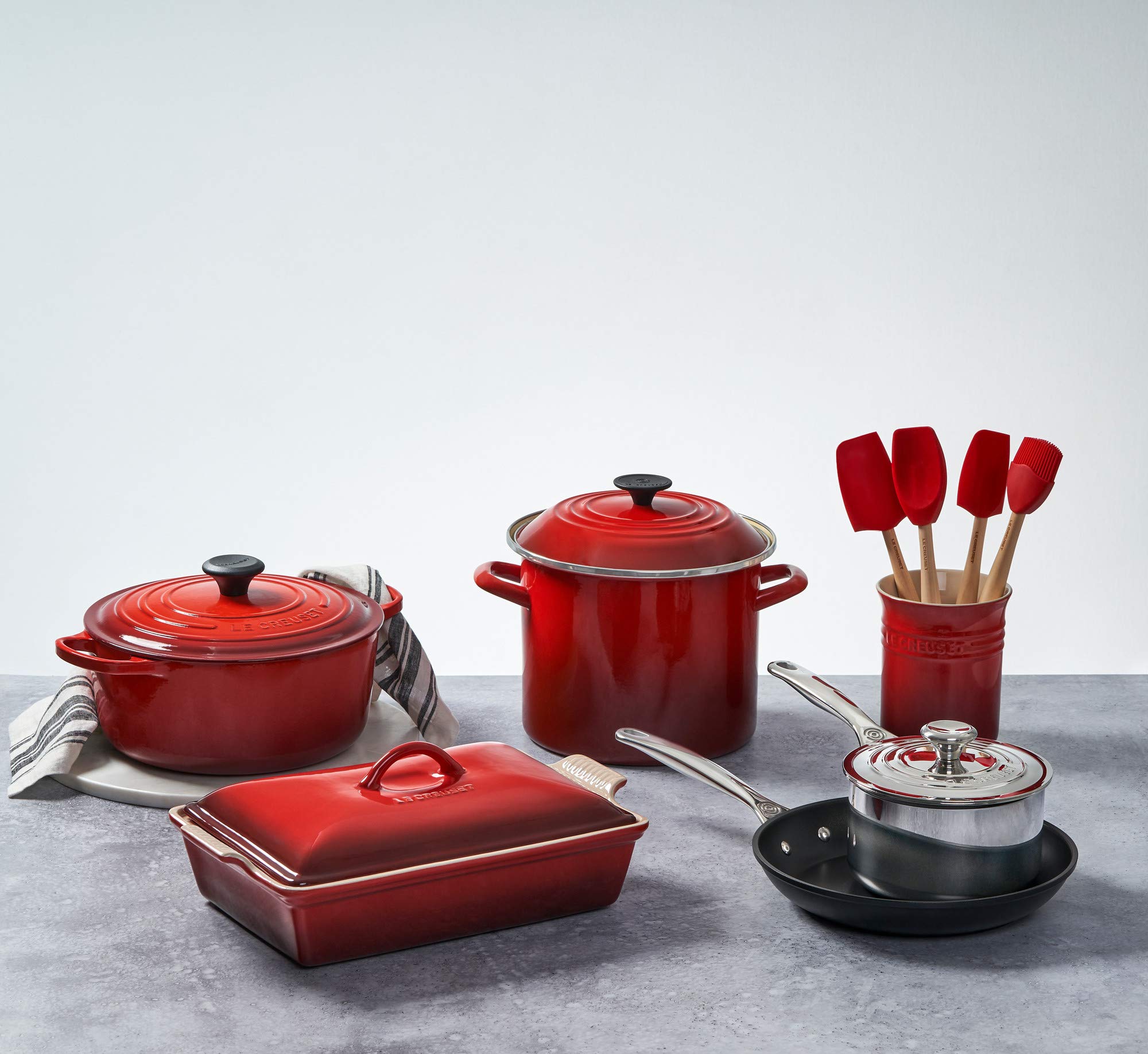 le-creuset-enamel-on-steel-stockpot-6-qt-cerise image 2