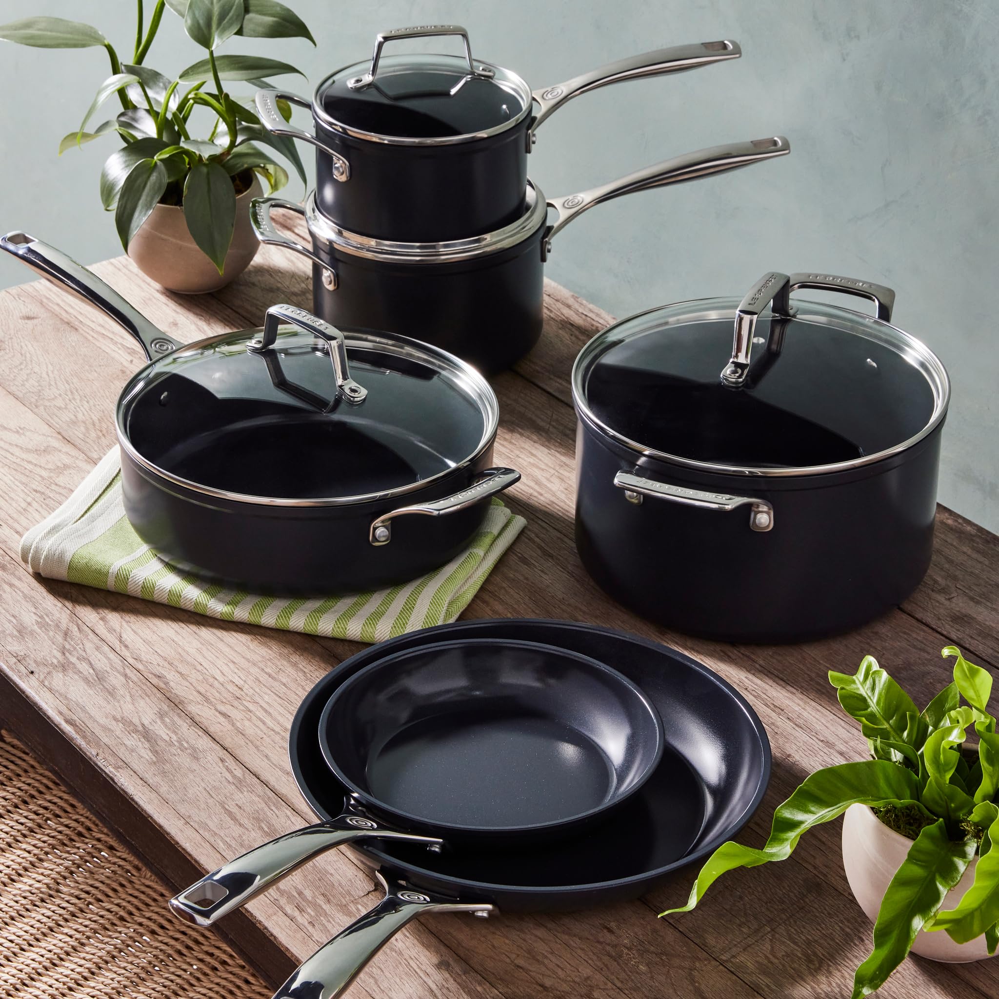 le-creuset-essential-non-stick-ceramic-sirfry-pan-12-with-glass-lid image 6