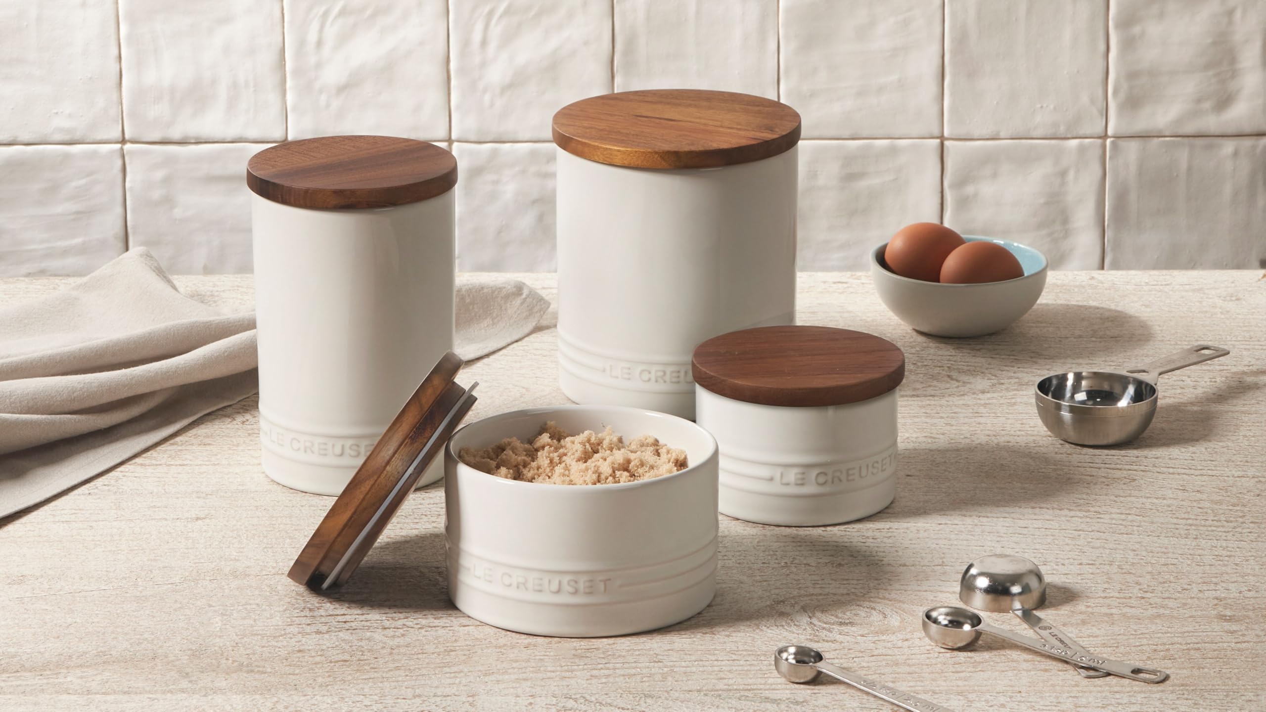 le-creuset-stoneware-signature-small-salt-cellar-and-storage-canister-with-wood- image 5