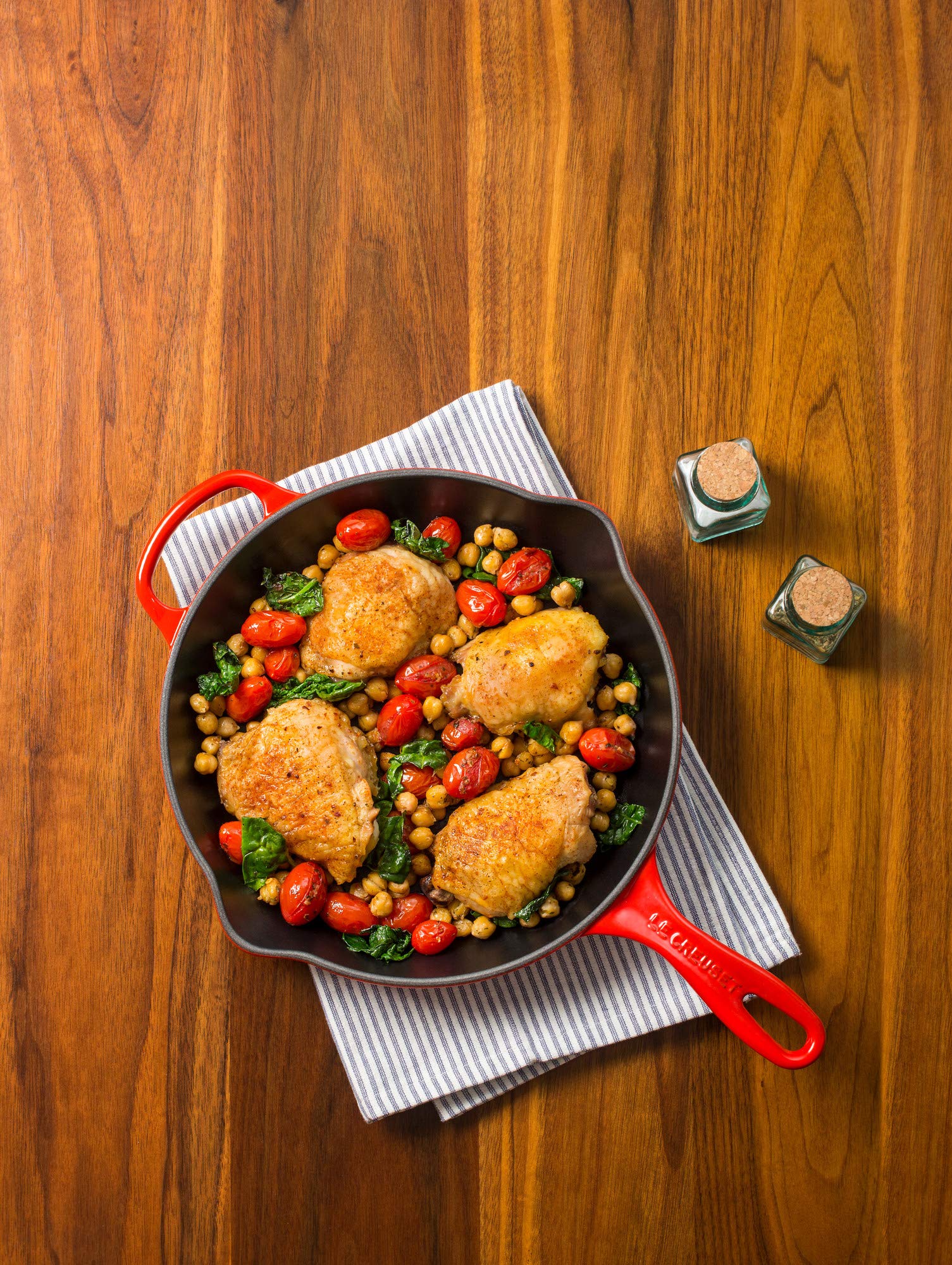 le-creuset-enameled-cast-iron-signature-iron-handle-skillet-11-75-2-3-8-qt-with- image 1