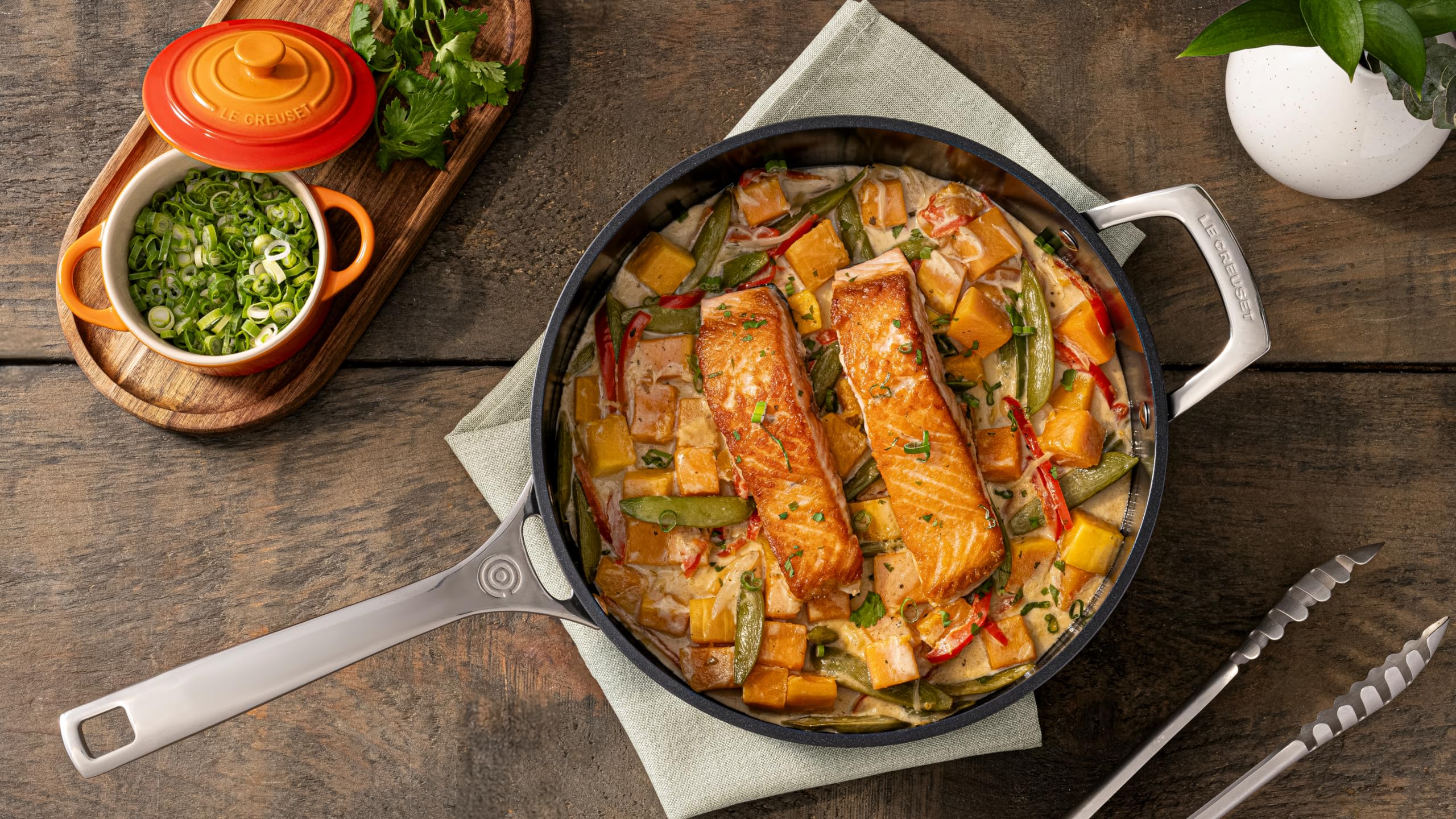 le-creuset-essential-non-stick-ceramic-saut-pan-with-glass-lid-4-25-qt image 5