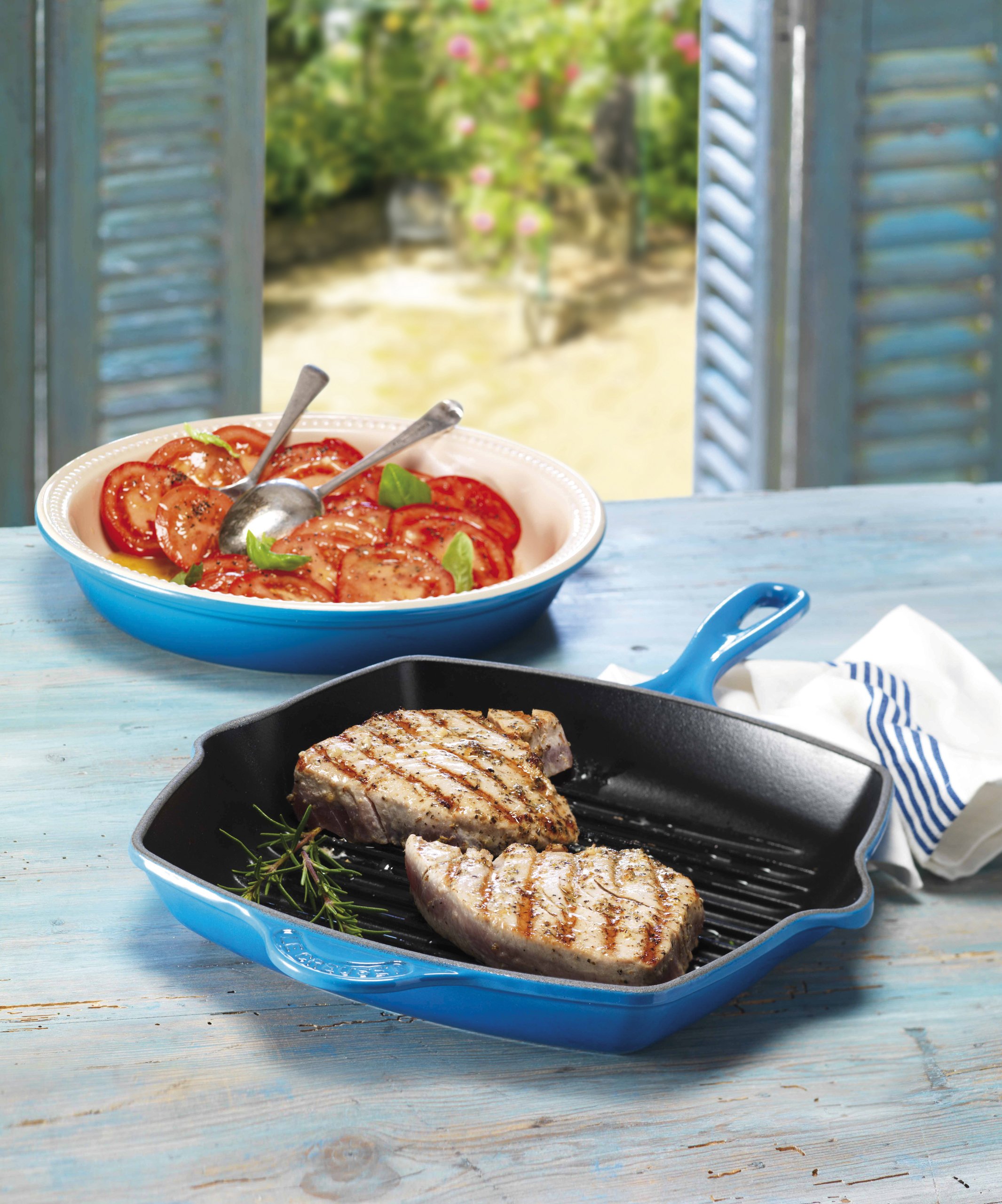 le-creuset-enameled-cast-iron-square-skillet-grill-10-25-inch image 2