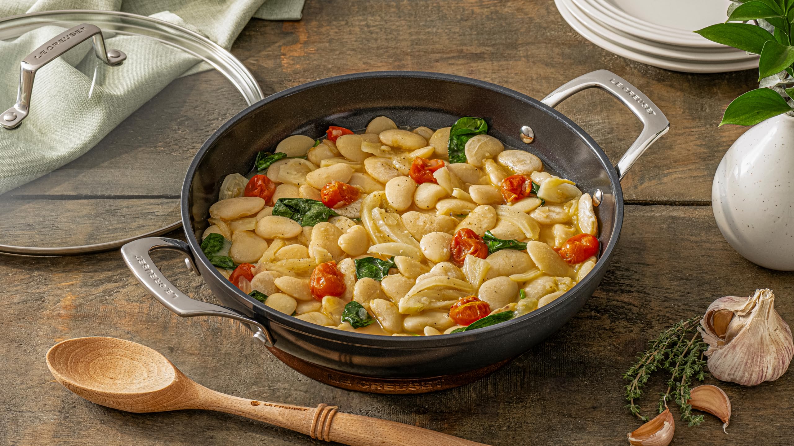 le-creuset-essential-non-stick-ceramic-shallow-braiser-with-glass-lid-3-5-qt image 5