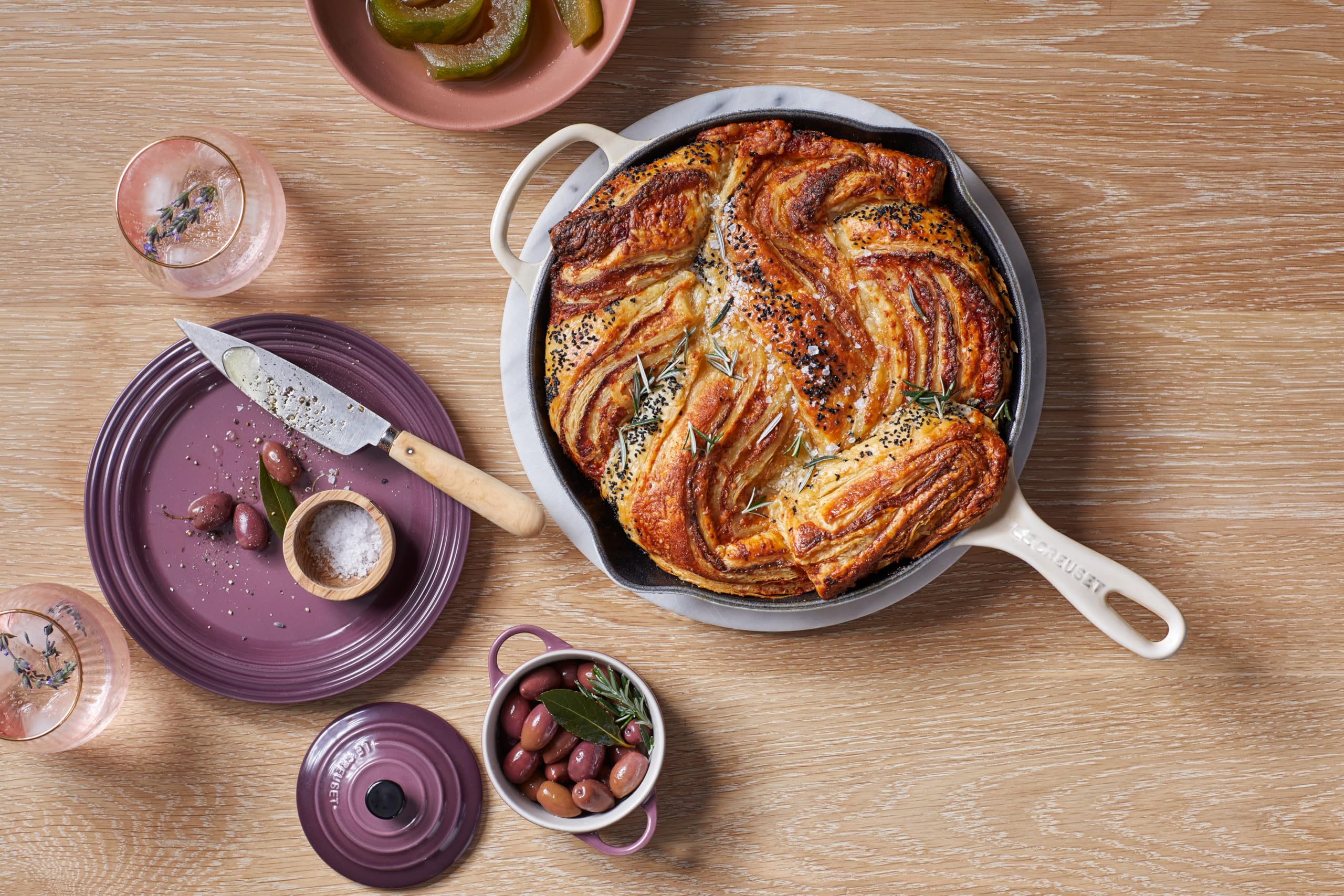 le-creuset-enameled-cast-iron-signature-iron-handle-skillet-10-25-meringue image 5