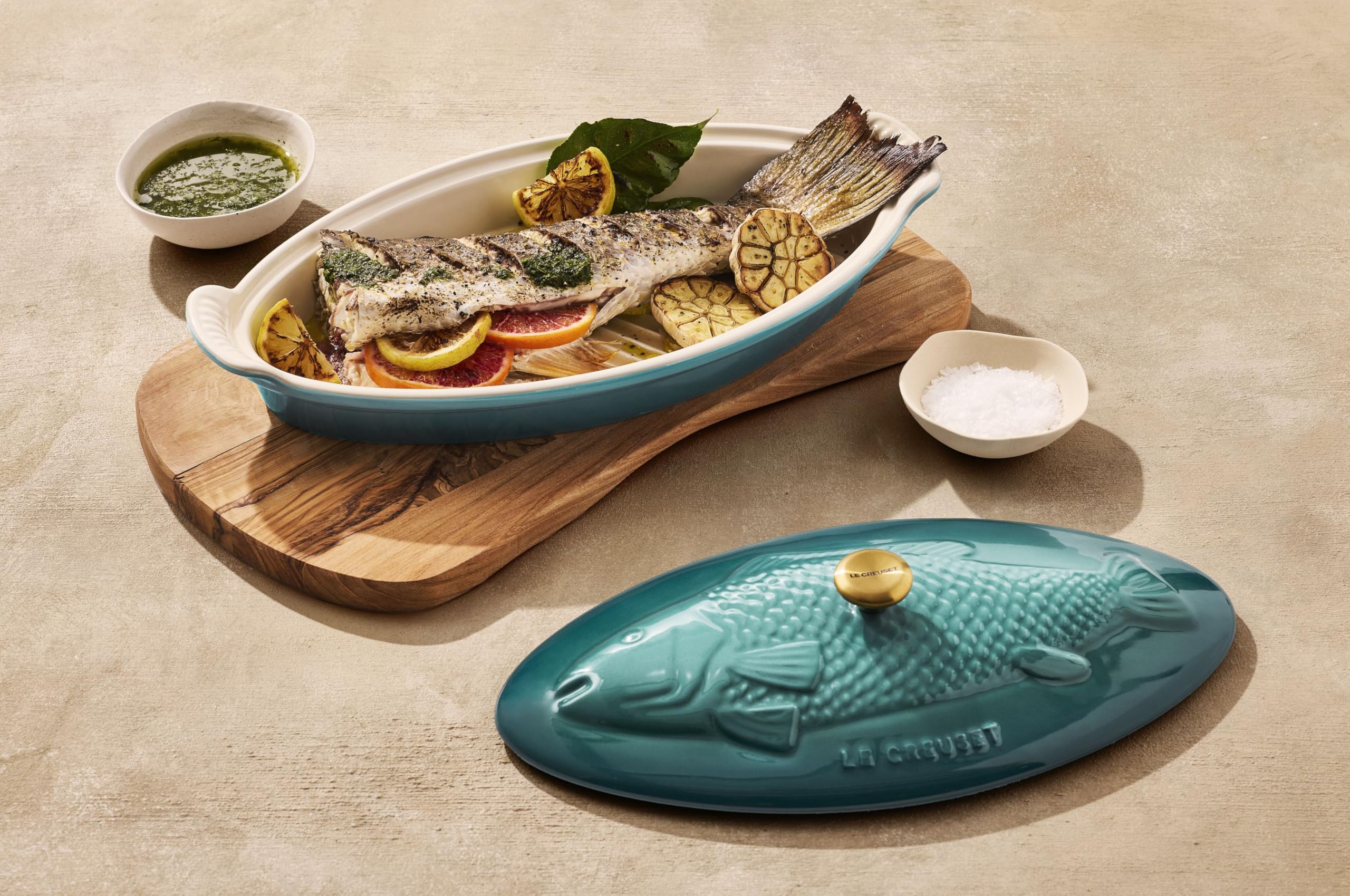 le-creuset-stoneware-heritage-fish-baker-1-7-qt-riviera image 5