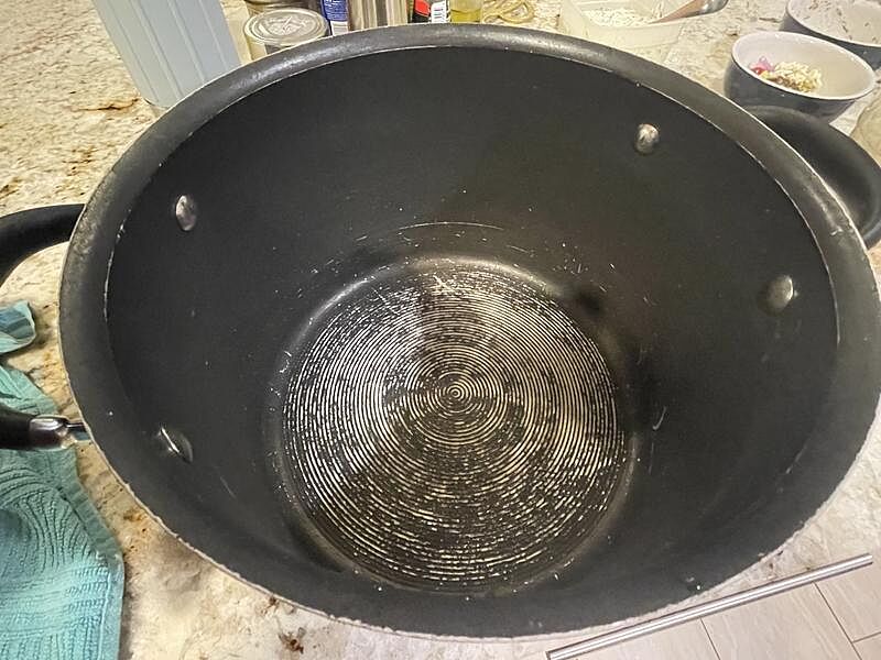 Sturdy pot, but lid is tricky